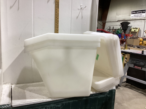 (5) PLASTIC STORAGE UNITS W/ LIDS