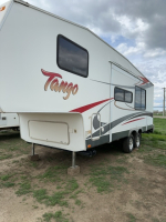 2008 TANGO 26' 5TH WHEEL CAMPER