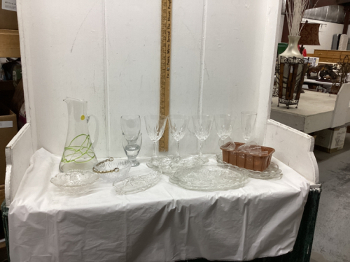 BOX OF GLASSWARE - DRINKING GLASSES, SMALL BOWLS, LUNCHEON PLATES