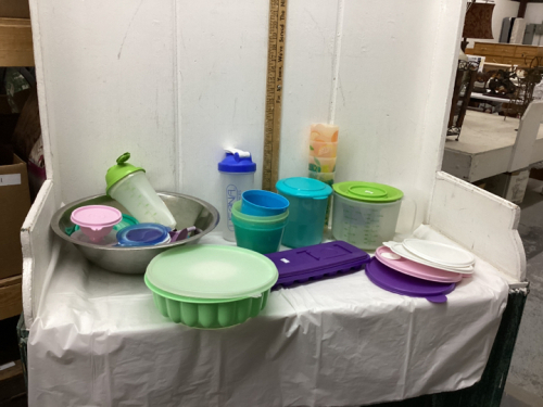 BOX OF MOSTLY TUPPERWARE - LIDS, BOWLS, WATER BOTTLES