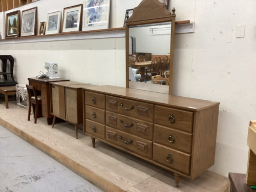 LARGE VINTAGE 9-DRAWER DRESSER WITH MIRROR