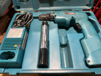 Makita 12 V cordless drill