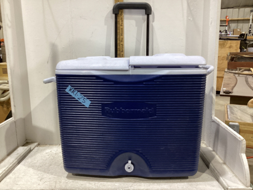 RUBBERMAID ROLLING COOLER