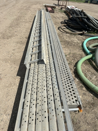 Aluminum walkway and cable tray