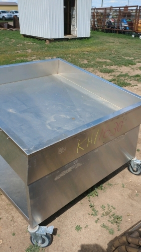 Insulated cooling tray with drain