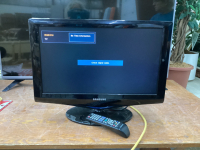 SMALL 21” SAMSUNG FLAT SCREEN TV W/ REMOTE