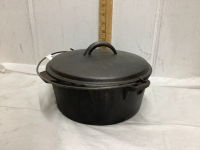 CAST IRON DUTCH OVEN W/ LID