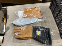 PAIR OF WELDING GLOVES & SPATS