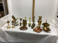 COLLECTION OF BRASS ITEMS