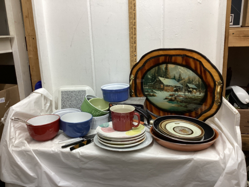 BOX W/ KITCHEN ITEMS - SERVING BOWLS, SMALL CASSEROLE DISHES, MUGS, MISC PLATES