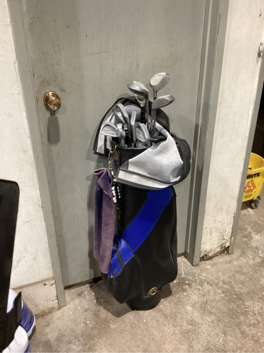 GOLF CLUBS IN MIZUNO BAG