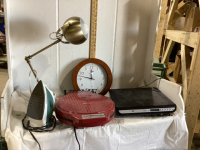 BOX OF HOUSEHOLD ITEMS - LAMP, CLOCK, GRIDDLE, DVD PLAYER, CANDLES