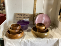 BOX W/WOOD SALAD BOWLS, SALAD SPINNER, LARGE PLASTIC PLATES