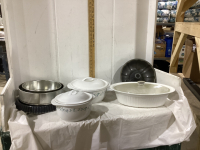 BOX OF MISC HOUSEHOLD - BAKING PANS, CORELLE STONEWARE CASSEROLES