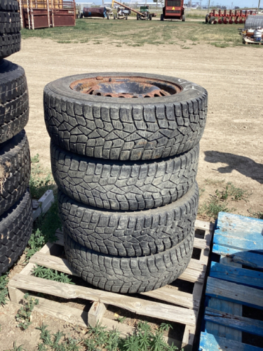 PALLET WITH (4) TIRES - 195/60 R15 - ICE EDGE