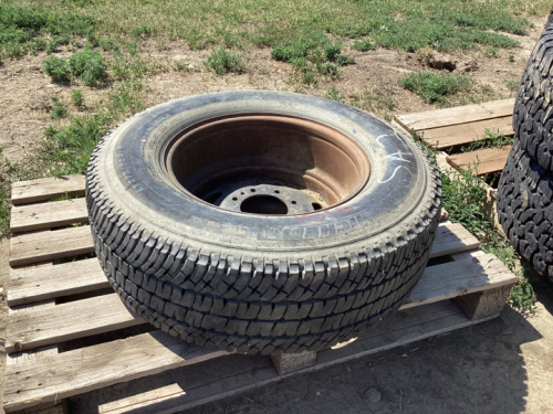 PALLET WITH SINGLE TIRE ON RIM - MICHELIN…LT 275/70 R18