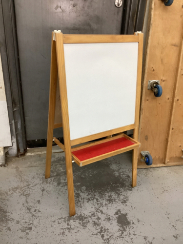 Reversible easel with whiteboard and chalkboard