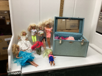 VINTAGE SAMSONITE CASE W/ BARBIES & CLOTHES