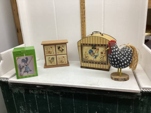 BOX OF CHICKEN DECOR ITEMS - WOOD CHICKEN, ROOSTER BOX W/ (4) SMALL DRAWERS,BRASS GARDEN BELL, ROOSTER STORAGE BOX