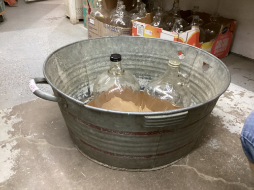 ANTIQUE WASH TUB WITH 2 - 1 GALLON GLASS JUGS