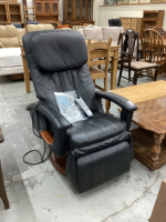 ROBOTIC MASSAGE CHAIR W/ REMOTE