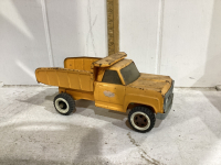 VINTAGE TONKA TRUCK W/ DUMP HOIST