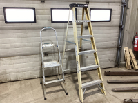 2 LADDERS - 6’ STEP LADDER + SMALL STEP LADDER