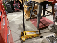 PERFORMANCE TOOL 3 TON HYDRAULIC FLOOR JACK