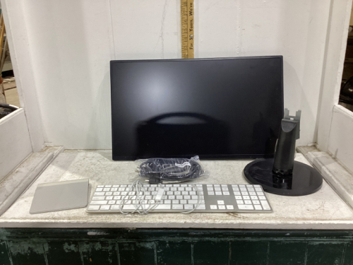 HP MONITOR W/ KEYBOARD