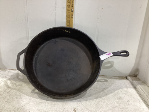 LARGE CAST IRON FRYPAN - LODGE