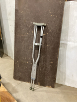 SET OF CRUTCHES