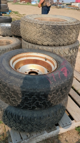 Pallet of mixed tires and rims