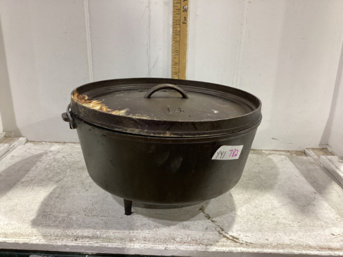 LARGE LODGE CAST IRON DUTCH OVEN W/ HANDLE & LID