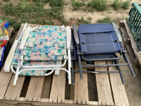 PALLET WITH 4 UNMATCHED LAWN CHAIRS