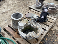 PALLET WITH TREE- LOOK FOUNTAIN, BEAR STATUE AND 2 STEPPING STONES