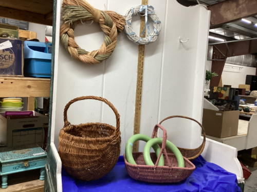 BOX W/ WICKER BASKETS, WREATH FORMS