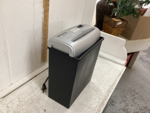 THE PROTECTOR PAPER SHREDDER