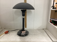 BLACK METAL TABLE LAMP