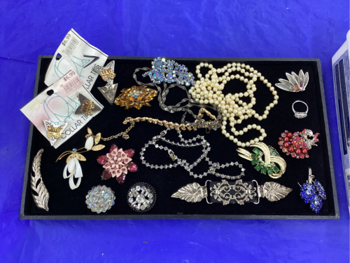 ASSORTMENT OF COSTUME JEWELRY