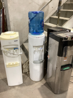 WATER COOLER TOP LOAD + HAS A BOTTLE ON IT