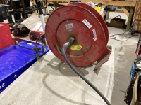 LINCOLN RETRACTABLE HOSE REEL WITH HOSE - DOES NOT LOCK IN PLACE