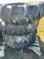 Four pivot tires