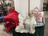 RED VELOUR BED SPREAD, (2) SATIN PILLOW SHAMS, (2) PINK PILLOWS - IN GOOD TOTE