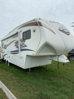 2010 Coachman Chaparral Light 5th. Wheel RV