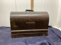 ANTIQUE SINGER SEWING MACHINE IN WOOD CASE