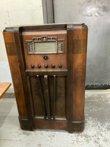 ANTIQUE GE FLOOR MODEL RADIO - ELECTRIC