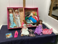 VINTAGE BARBIE CASE W/ BARBIE DOLLS