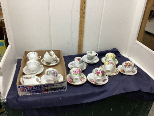 COLLECTION OF TEA CUPS & SAUCERS