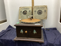 ANTIQUE VICTROLA GRAMAPHONE