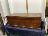 VINTAGE WOOD CHEST